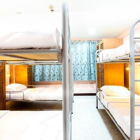 Hostel 8 Sukhumvit Soi 8 Bangkok Bagian luar foto