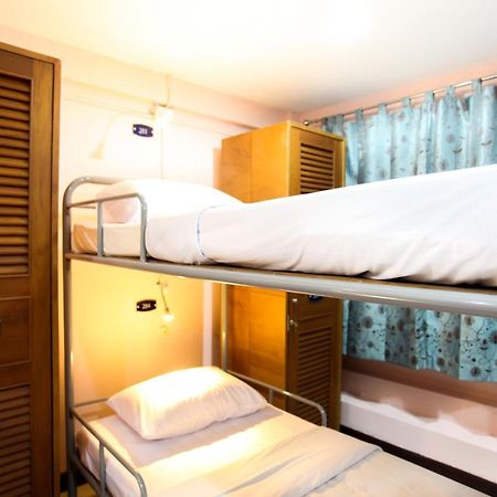 Hostel 8 Sukhumvit Soi 8 Bangkok Bagian luar foto