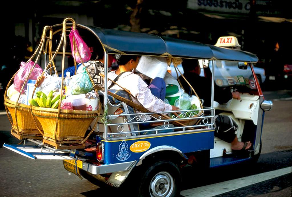 Hostel 8 Sukhumvit Soi 8 Bangkok Bagian luar foto
