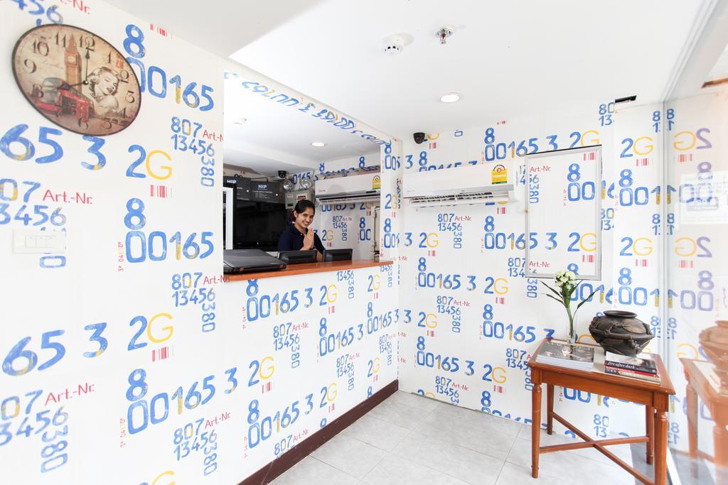 Hostel 8 Sukhumvit Soi 8 Bangkok Bagian luar foto