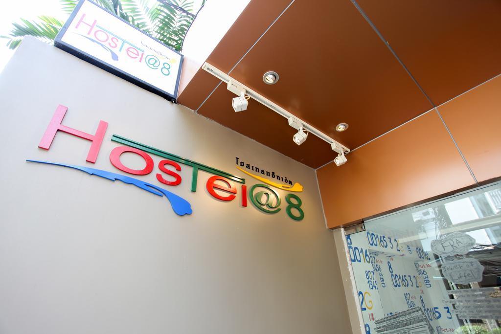 Hostel 8 Sukhumvit Soi 8 Bangkok Bagian luar foto