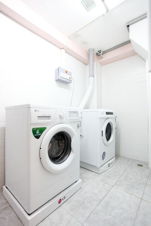 Hostel 8 Sukhumvit Soi 8 Bangkok Bagian luar foto