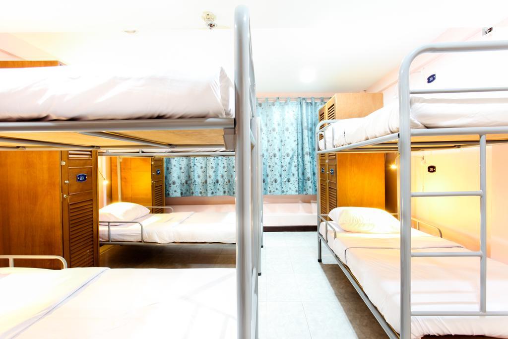 Hostel 8 Sukhumvit Soi 8 Bangkok Bagian luar foto