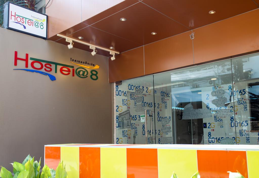 Hostel 8 Sukhumvit Soi 8 Bangkok Bagian luar foto