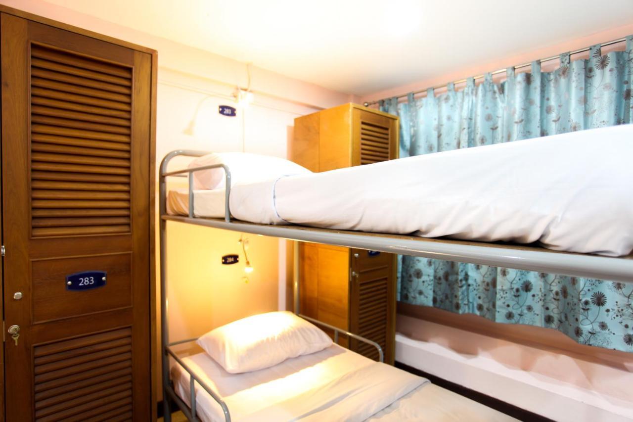 Hostel 8 Sukhumvit Soi 8 Bangkok Bagian luar foto